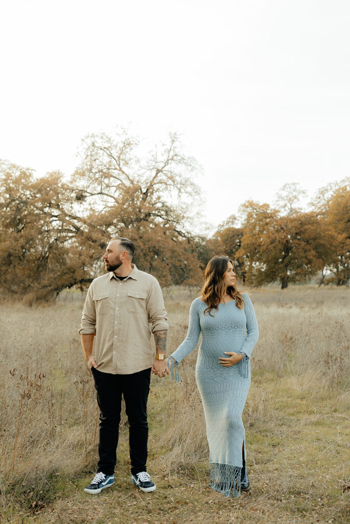 Couples romantic Sacramento maternity photos in an open field