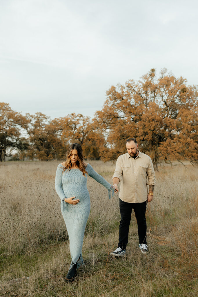 Couples romantic Sacramento maternity photos in an open field