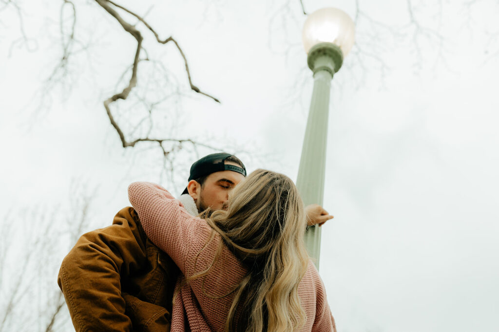 couple kissing during their couples photoshoot- a walk to remember 