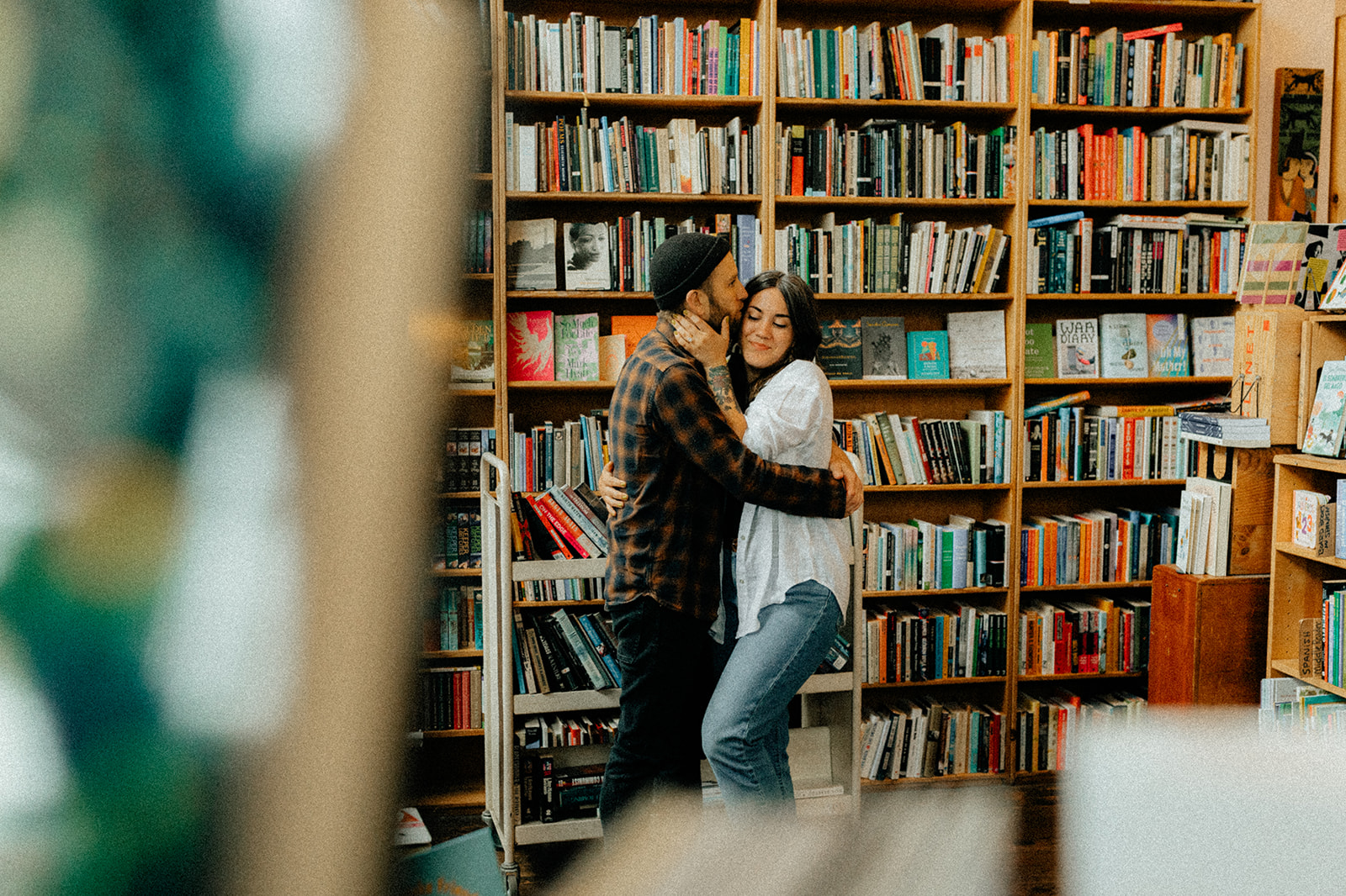 couple hugging during their photoshoot