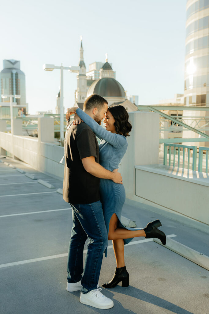 couple hugging during their photoshoot