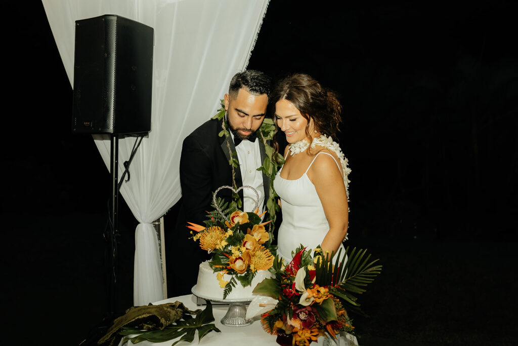 bride and groom cutting their beautiful wedding cake 