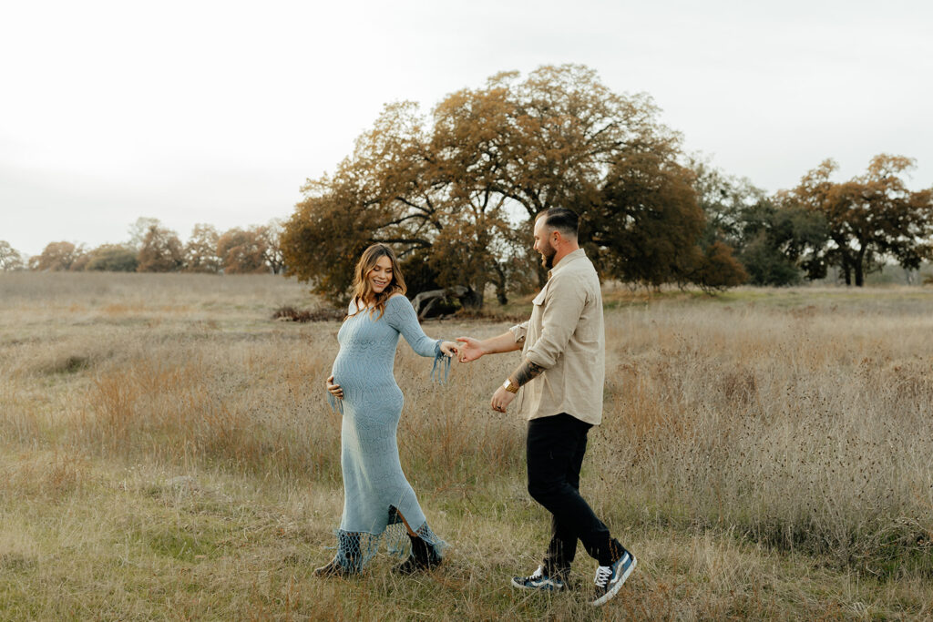 Couples romantic Sacramento maternity photos in an open field
