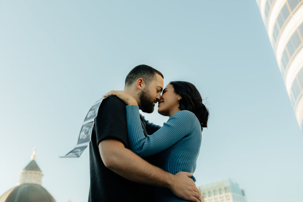 couple hugging during their photoshoot