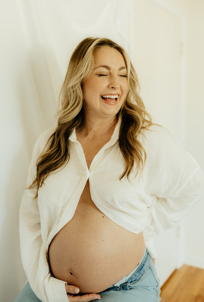 mom to be laughing during her photoshoot