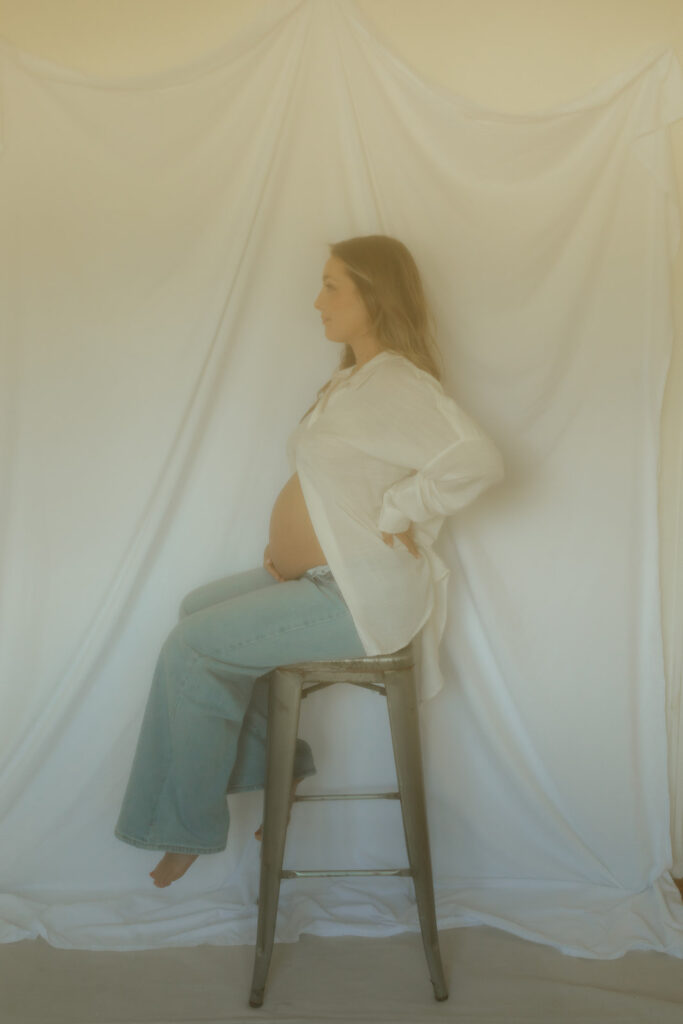 mom to be happy during her maternity photoshoot