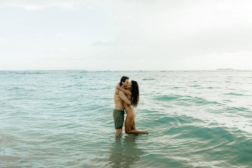 couple kissing during their sunrise photoshoot