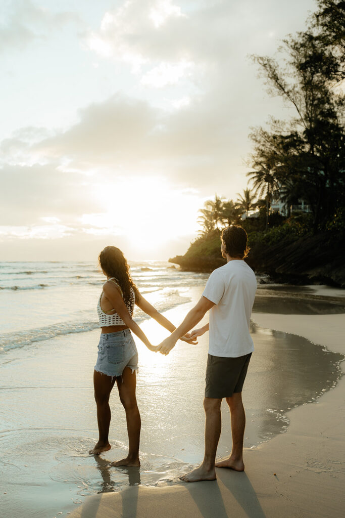 couple walking around the beach in oahu